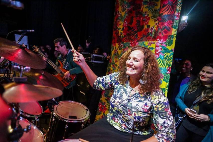 Jandira Feghali toca bateria