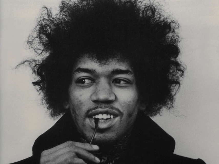 O cantor tinha 27 anos quando foi encontrado morto em seu apartamento. Nunca foi esclarida a causa da morte, mas o provável é que Jimi tenha tido uma overdose