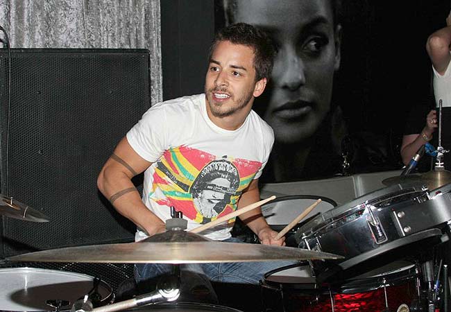 Junior Lima toca bateria