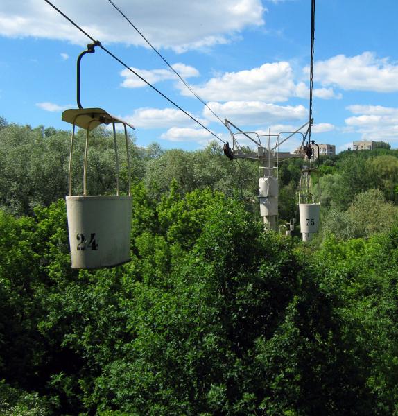 Esse teleférico tem um estilo mais antigo. Ele fica no Kharkiv's Gorky Park, na Ucrânia, e é da era soviética. O passeio dura 20 minutos e não é muito alto, variando de 8 a 26 metros