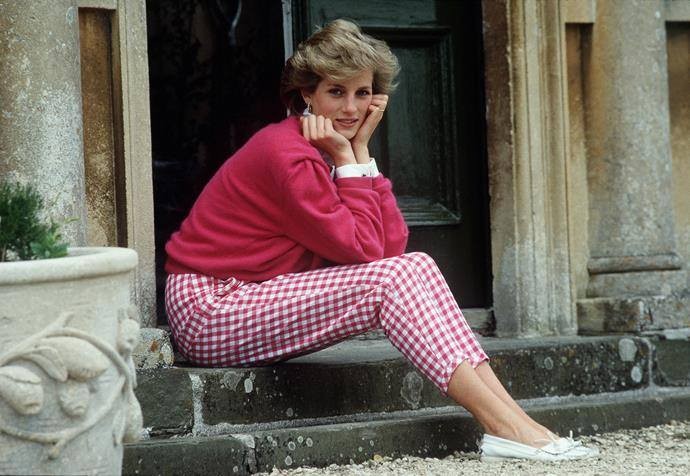 Lady Di morreu aos 36 anos em um acidente de carro em Paris, enquanto era perseguida por fotógrafos