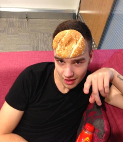 Liam Payne faz graça com a comida