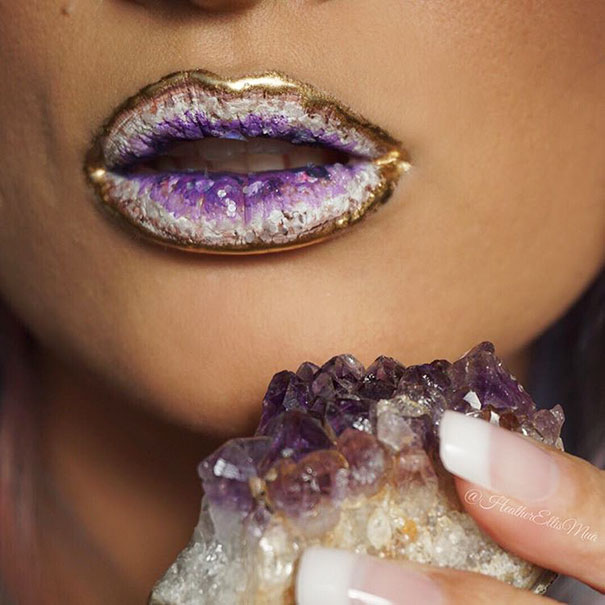 Para fazer a arte nos lábios, a maquiadora Johannah Adams demora uma hora 