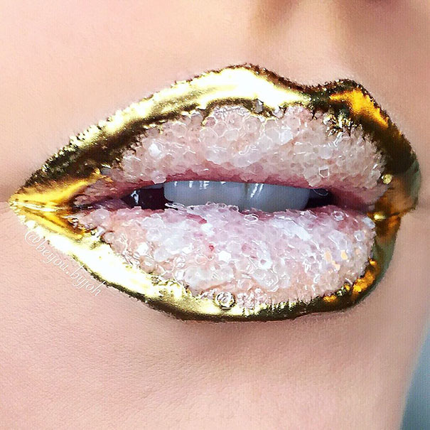 Para fazer a arte nos lábios, a maquiadora Johannah Adams demora uma hora 