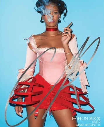 Rihanna está na edição de setembro da CR Fashion Book. A cantora aparece no ensaio com muita inspiração em Maria Antonieta