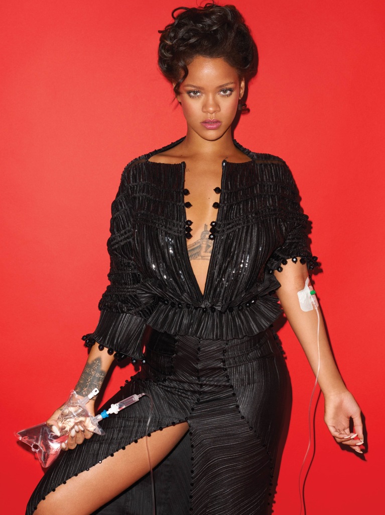 Rihanna está na edição de setembro da CR Fashion Book. A cantora aparece no ensaio com muita inspiração em Maria Antonieta