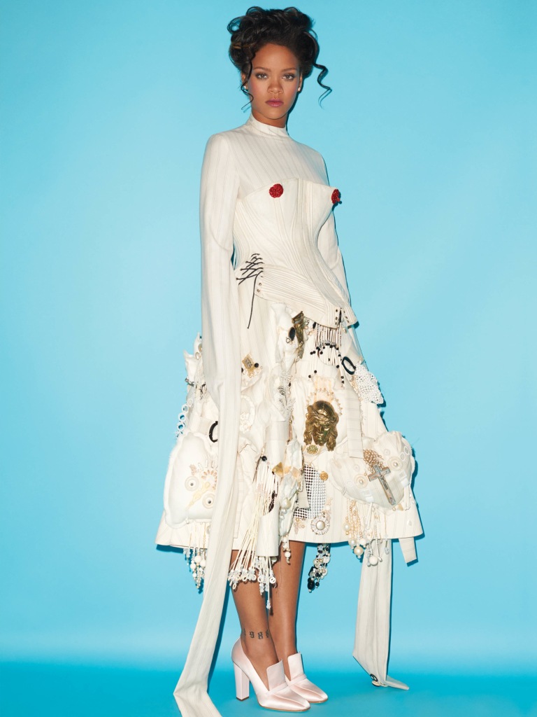Rihanna está na edição de setembro da CR Fashion Book. A cantora aparece no ensaio com muita inspiração em Maria Antonieta