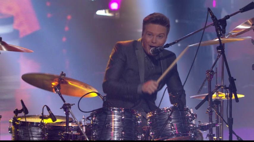 Michel Teló toca bateria