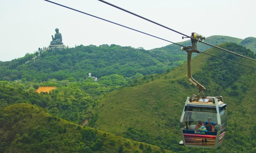 O teleférico Ngong Ping é uma das melhores formas de ter noção exata do tamnho do Big Buddha, uma majetosa estátua de 26 metros feita de bronze