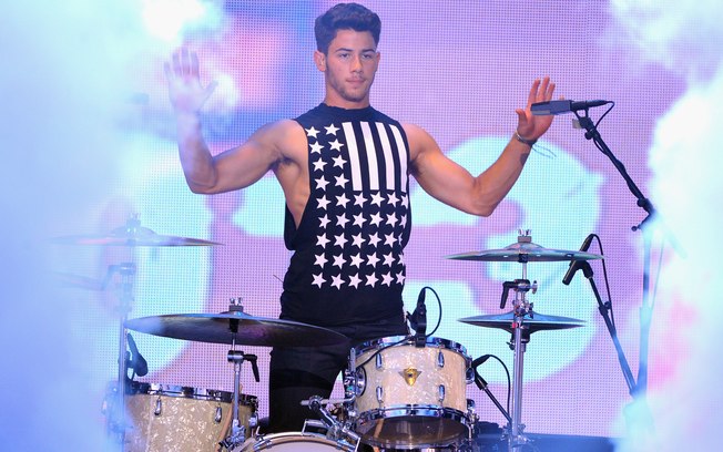 Nick Jones toca bateria