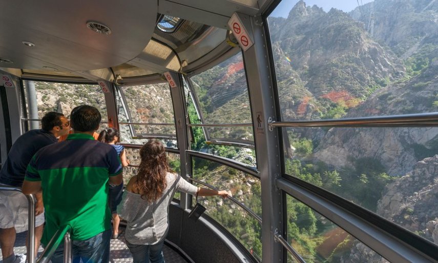 Palm Springs Aerial Tramway é outro teleférico que bate recordes. Não é o maior ou mais longo, mas suas gôndolas são giratórias e fazerem uma rotação lenta e completa enquanto sobem e descem. Foram 23 mil passeios de helicóptero e 26 meses de construção para completar o teleférico, que é considerado um 