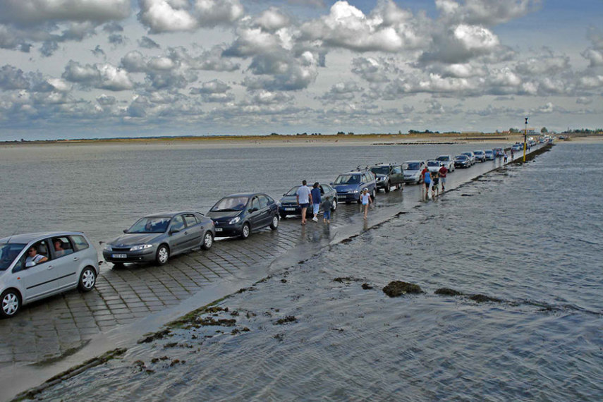 A estrada Passage du Gois liga o Golfo do Burnёf a ilha de Noirmoutier