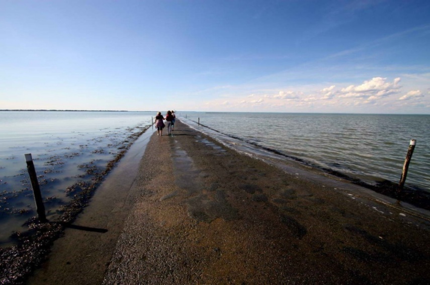 A estrada Passage du Gois liga o Golfo do Burnёf a ilha de Noirmoutier