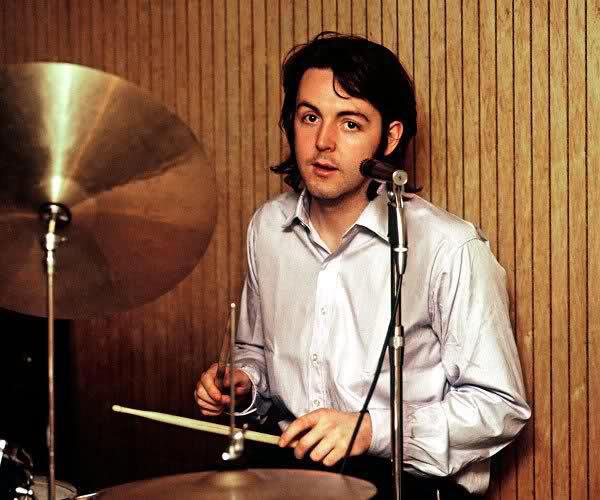 Paul McCartney toca bateria