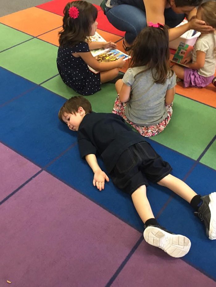 Essas crianças estão muito cansadas após o primeiro dia na escola