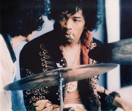 Rei da guitarra, Jimi Hendrix toca bateria