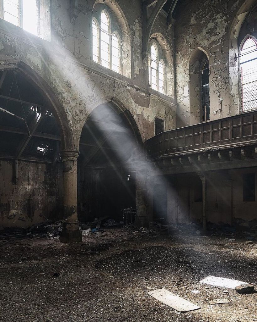 O fotógrafo inglês Simon Yeung é o dono do conta de Instagram @irnmonkey, que reúne lugares incríveis e abandonados
