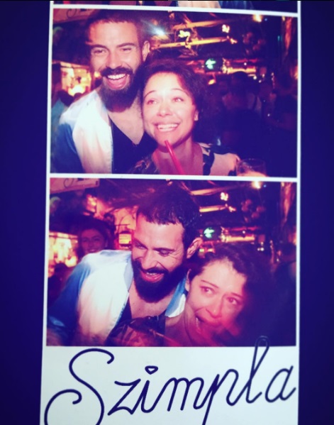 Tatiana Maslany com o namorado, o ator Tom Cullen