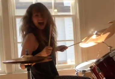 Thalía toca bateria