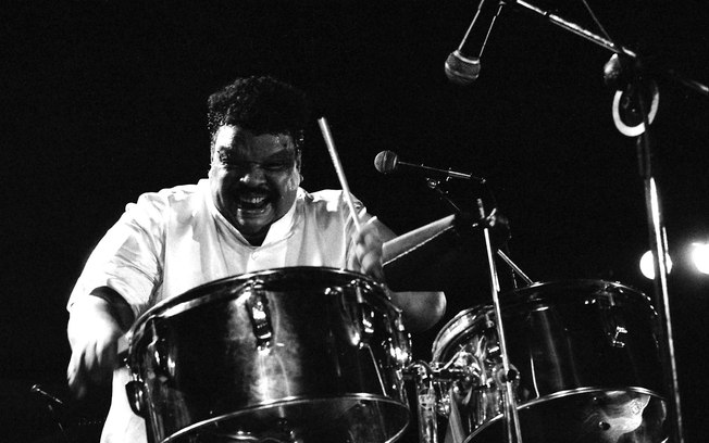 Tim Maia toca bateria em 1988 no show no Palmeira