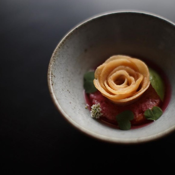 Além do menu de cinco pratos, há o de 15 etapas. Os preços são: R$ 290 sem harmonização e R$ 440 com harmonização. Para quem preferir pedir só o prato principal, os preços vão de R$ 48 reais (Varenique de mangarito com ovo de codorna) a R$ 180 (wagyu, feijão-manteiguinha, tupinambo e germinado de milho)