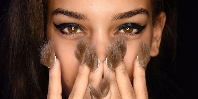 Começou em um desfile, mas a tendência acabou ganhando popularidade. A nail art leva pelos baseados nas cores dos casacos de pele como marrom, branco e cinza