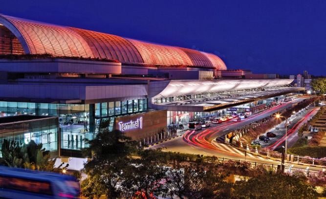 O aeroporto é eleito o melhor do mundo pelo quarto ano consecutivo e, entre os pontos positivos, tem dois cinemas 24 horas gratuitos disponíveis para os passageiros, uma piscina e um jardim de borboletas.