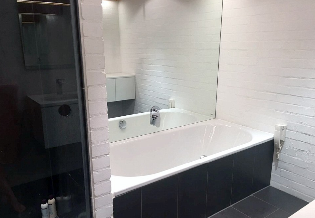 Três jovens ingleses não controlam a empolgação ao descobrirem que alugaram o mesmo apartamento, em Camden, região norte de Londres, onde a cantora viveu com o marido no auge da carreira