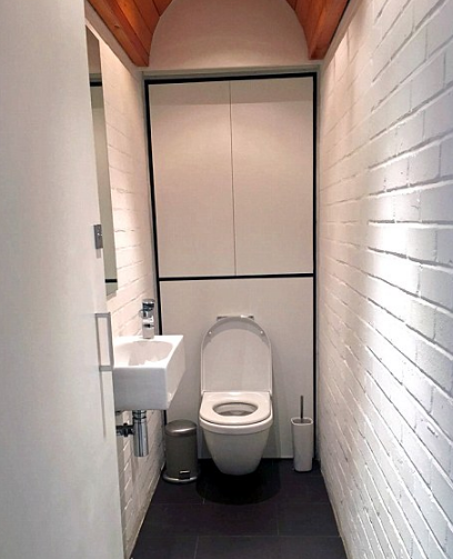 Três jovens ingleses não controlam a empolgação ao descobrirem que alugaram o mesmo apartamento, em Camden, região norte de Londres, onde a cantora viveu com o marido no auge da carreira