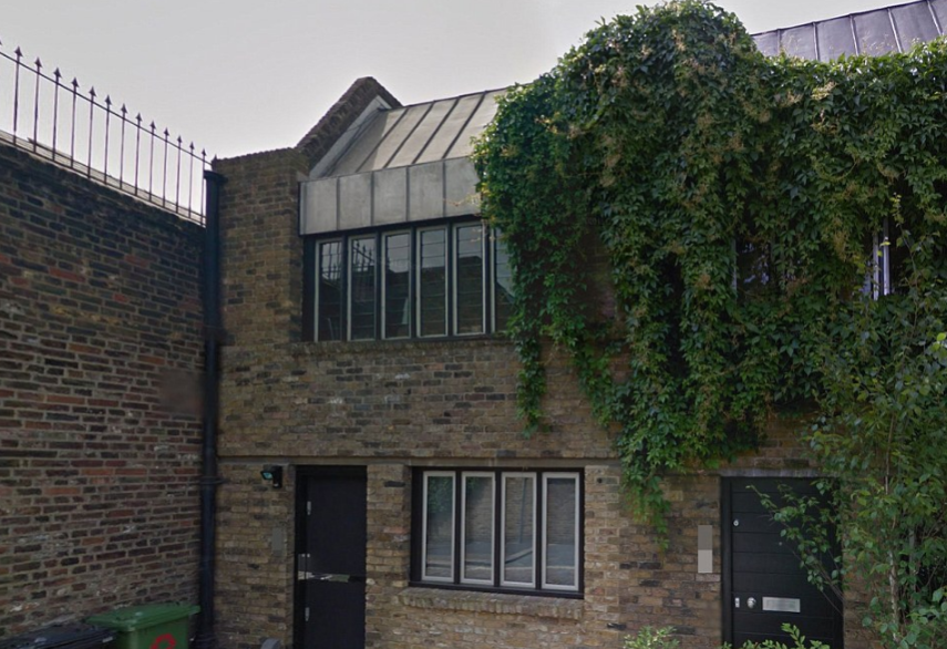 Três jovens ingleses não controlam a empolgação ao descobrirem que alugaram o mesmo apartamento, em Camden, região norte de Londres, onde a cantora viveu com o marido no auge da carreira