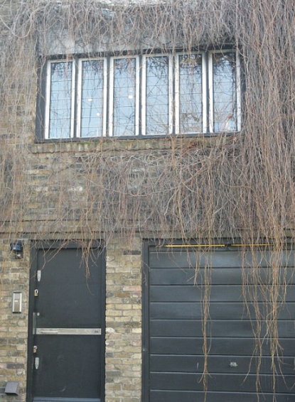 Três jovens ingleses não controlam a empolgação ao descobrirem que alugaram o mesmo apartamento, em Camden, região norte de Londres, onde a cantora viveu com o marido no auge da carreira