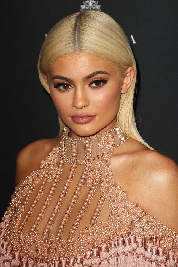 Em 2016, o lábio fake contornado de Kylie Jenner que tenta ser imitado por dez entre dez adolescentes
