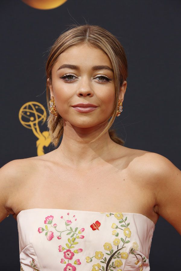 Em 2016, Sarah Hyland com o mesmo tom de brilho nos lábios