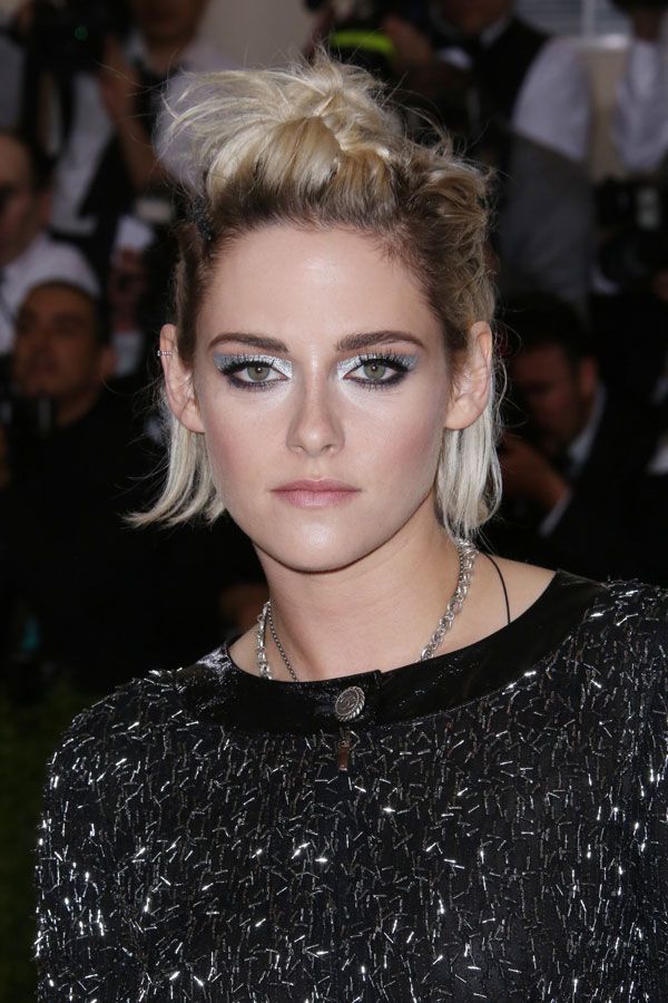 Kristen Stewart também brilhou com olho metálico no Met Gala 2016.