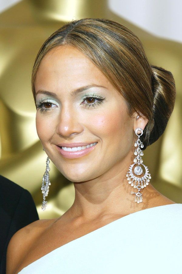 Em 2003, Jennifer Lopez não economizou na sombra metálica para a cerimônia do Oscar