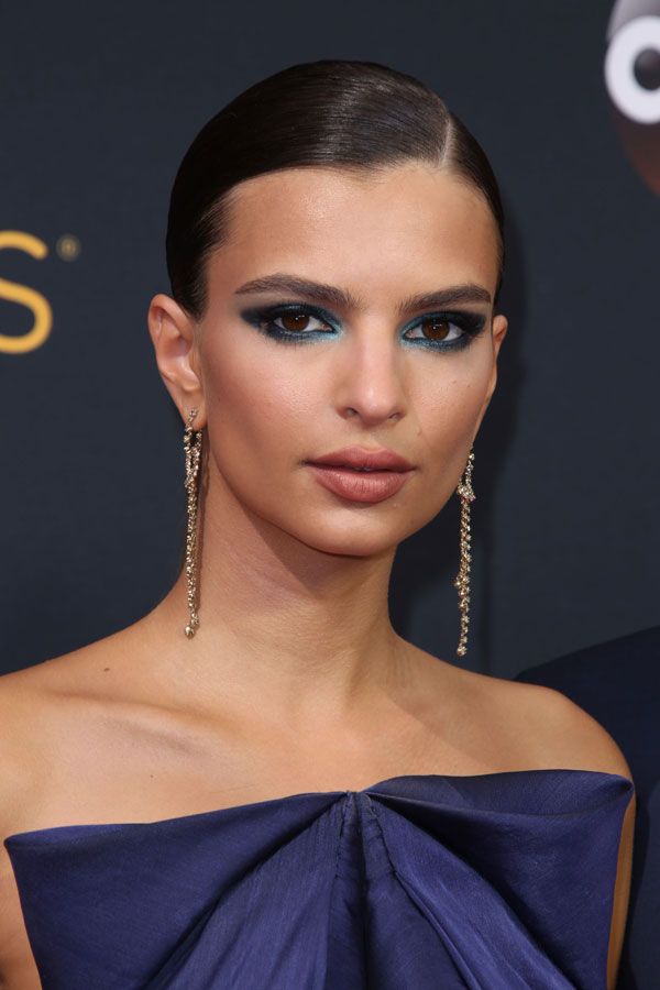 Em 2016, Emily Ratajkowski apostou em sombra azul para o Emmy