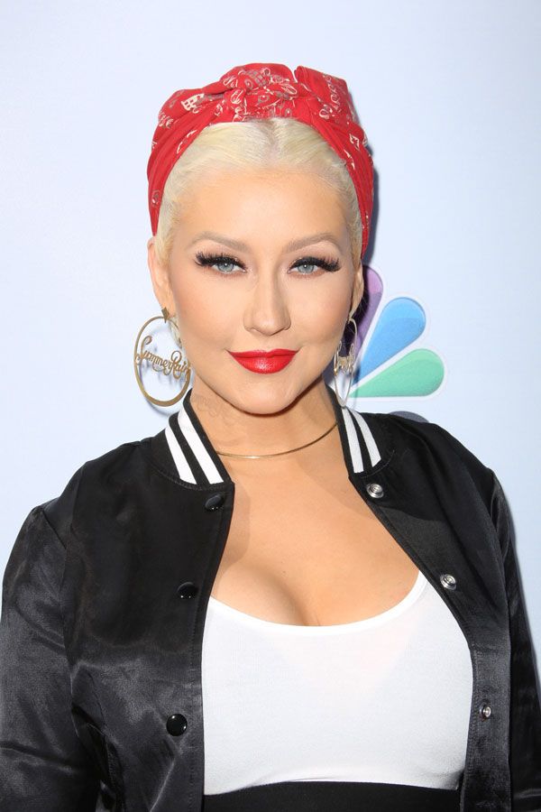 Em 2016, Christina Aguilera com peça estampada no cabelo também em premiação