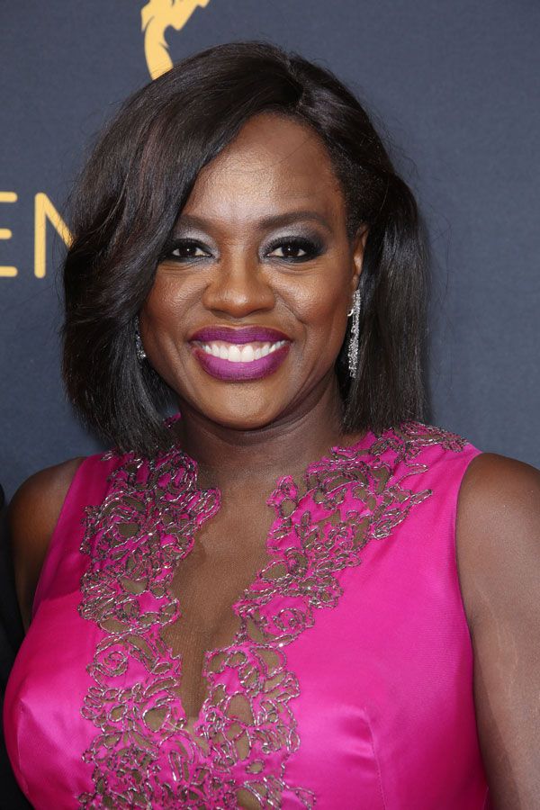 Viola Davis, em 2016, também apostou em sombra e delineado que  ultrapassam o contorno dos olhos.