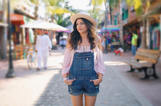 A americana de 20 anos grava vídeos sobre moda, beleza e decoração desde os 13 no YouTube e se tornou um fenômeno na internet. Ela já estrelou capa de revista, tem coleções de roupas com marcas populares e viaja pelos Estados Unidos em um ônibus próprio fazendo eventos