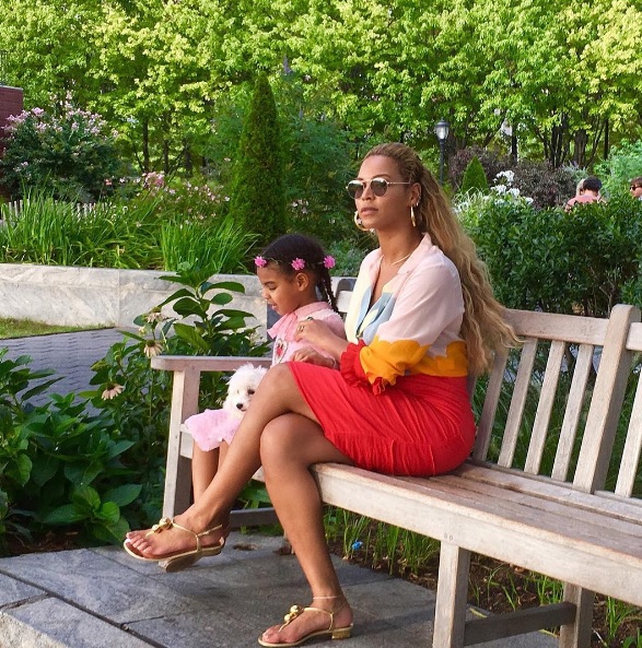 A família Knowles-Carter acaba de ficar mais perfeita.  Nas redes sociais, estão circulando fotos de Beyoncé e Blue Ivy passeando com um cachorrinho em Nova York. Nas imagens, a filha de Queen B, que tem 4 anos, parece muito feliz com o novo mascote.