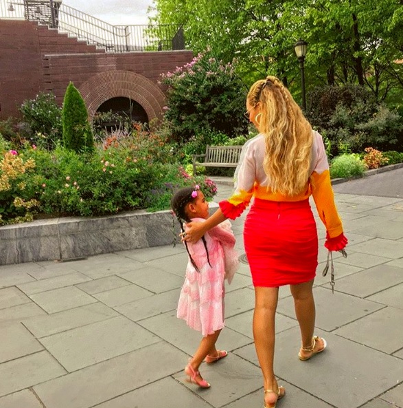 A família Knowles-Carter acaba de ficar mais perfeita.  Nas redes sociais, estão circulando fotos de Beyoncé e Blue Ivy passeando com um cachorrinho em Nova York. Nas imagens, a filha de Queen B, que tem 4 anos, parece muito feliz com o novo mascote.