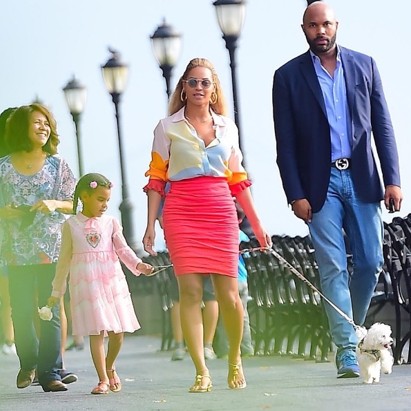 A família Knowles-Carter acaba de ficar mais perfeita.  Nas redes sociais, estão circulando fotos de Beyoncé e Blue Ivy passeando com um cachorrinho em Nova York. Nas imagens, a filha de Queen B, que tem 4 anos, parece muito feliz com o novo mascote.