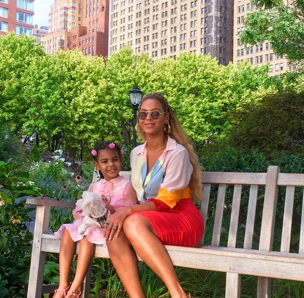 A família Knowles-Carter acaba de ficar mais perfeita.  Nas redes sociais, estão circulando fotos de Beyoncé e Blue Ivy passeando com um cachorrinho em Nova York. Nas imagens, a filha de Queen B, que tem 4 anos, parece muito feliz com o novo mascote.