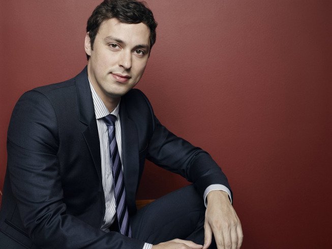 Mesmo sendo um dos personagens mais importantes da série, o Dr. Lance Sweets de Bones foi   morto a pedido do ator John Francis Daley. O ator recebeu uma proposta para dirigir o remake   de Férias Frustradas e o seu personagem morreu na décima temporada. 