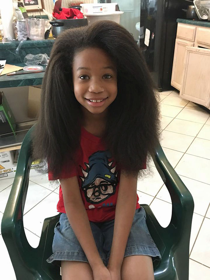 Thomas, 8 anos, decidiu que iria deixar seu cabelo crescer por dois anos para depois doá-lo para crianças que tinham perdido o cabelo por causa da quimioterapia