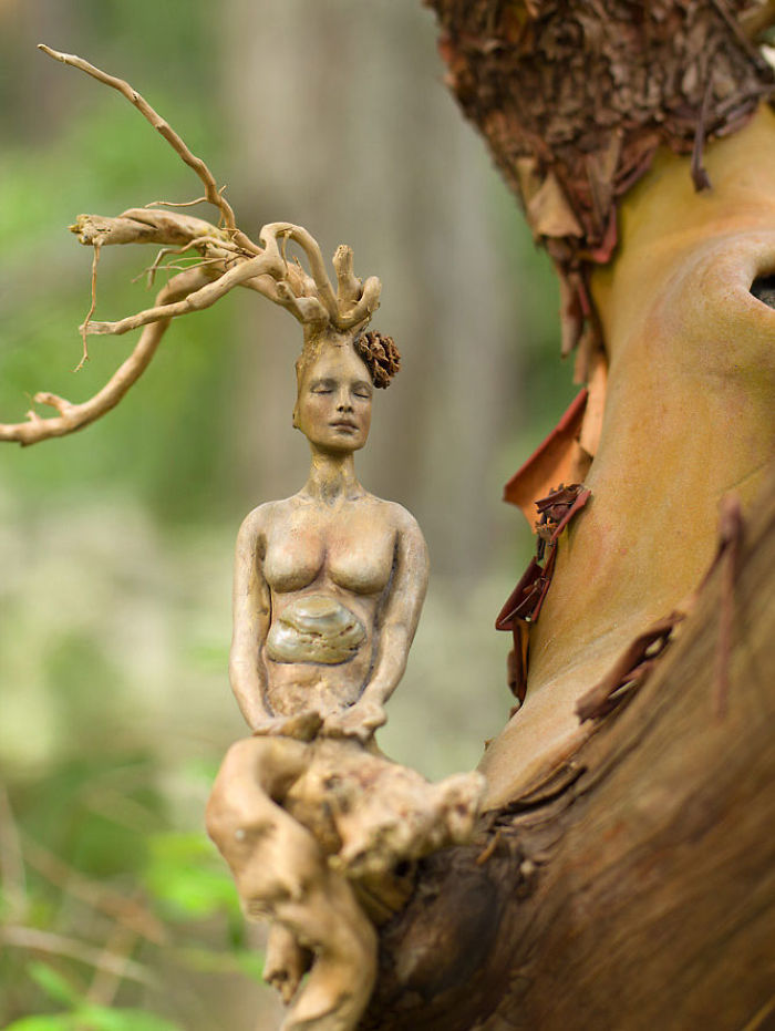 Canadense faz esculturas com troncos e elementos da natureza