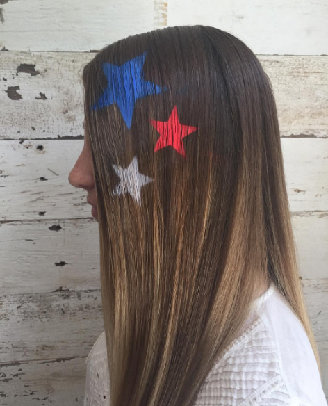 Mais uma moda está enlouquecendo as pessoas no Instagram! Desta vez, desenhos nos cabelos feitos com moldes descartáveis e spray. Gostou?
