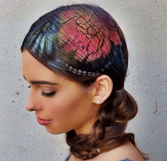 Mais uma moda está enlouquecendo as pessoas no Instagram! Desta vez, desenhos nos cabelos feitos com moldes descartáveis e spray. Gostou?