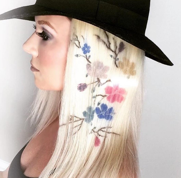 Mais uma moda está enlouquecendo as pessoas no Instagram! Desta vez, desenhos nos cabelos feitos com moldes descartáveis e spray. Gostou?
