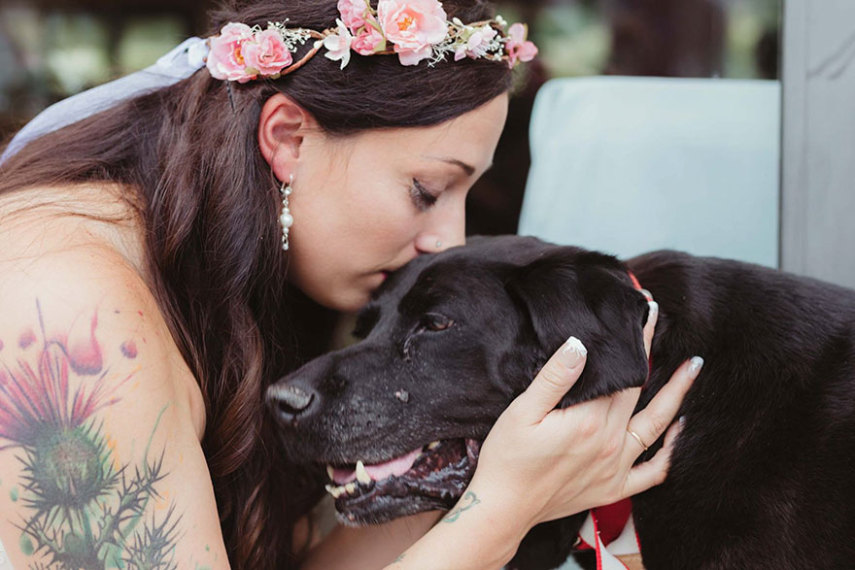 Amigos de 15 anos, noiva caminhou até o altar acompanhada de seu cachorro, que pouco antes havia sido diagnosticado com câncer no cérebro